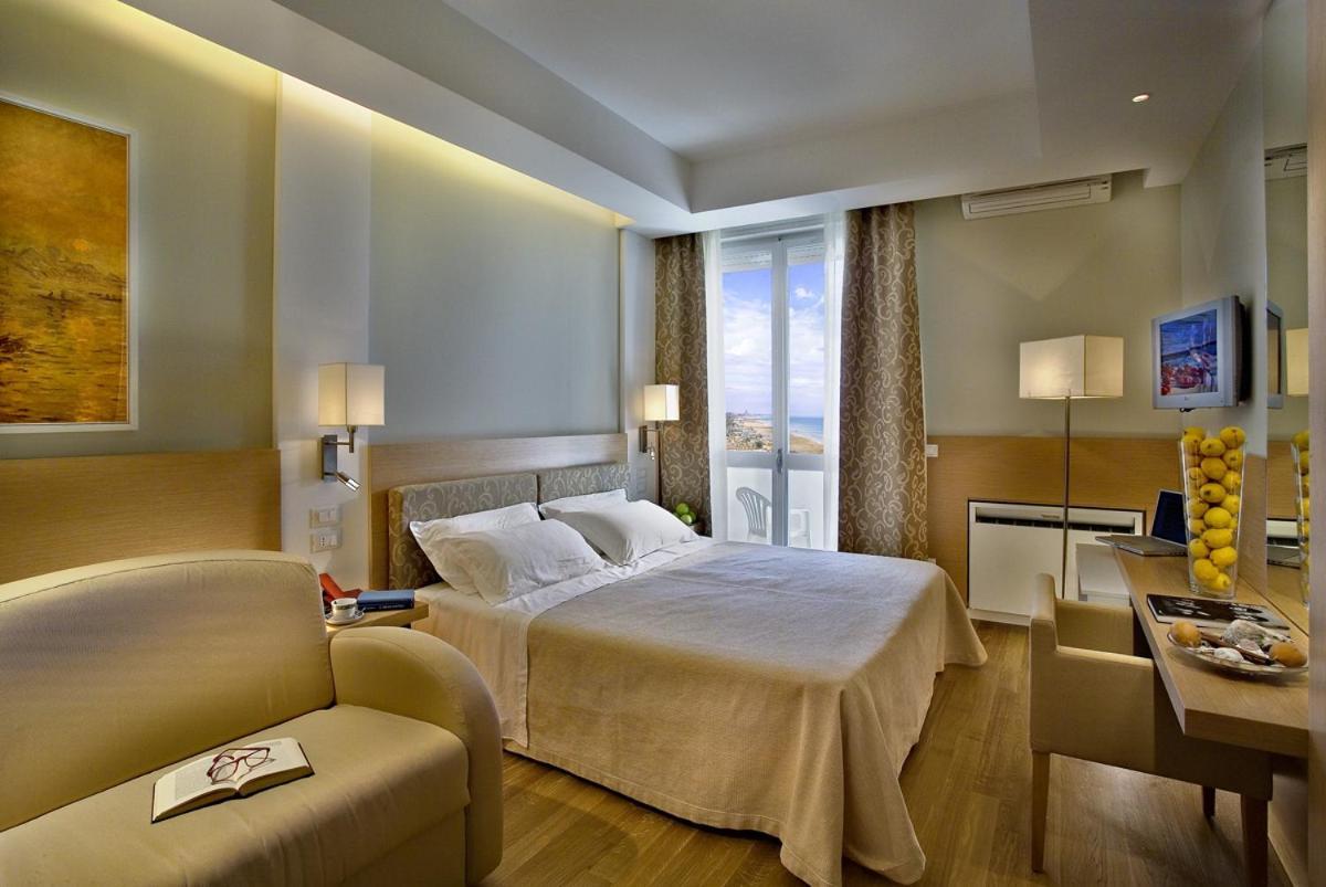 Alexandra Plaza Hotel Riccione Exterior foto